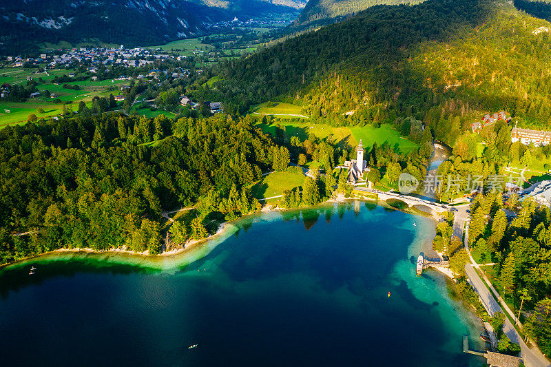 鸟瞰图Bohinj湖(bohinsko jezero)在日落，斯洛文尼亚